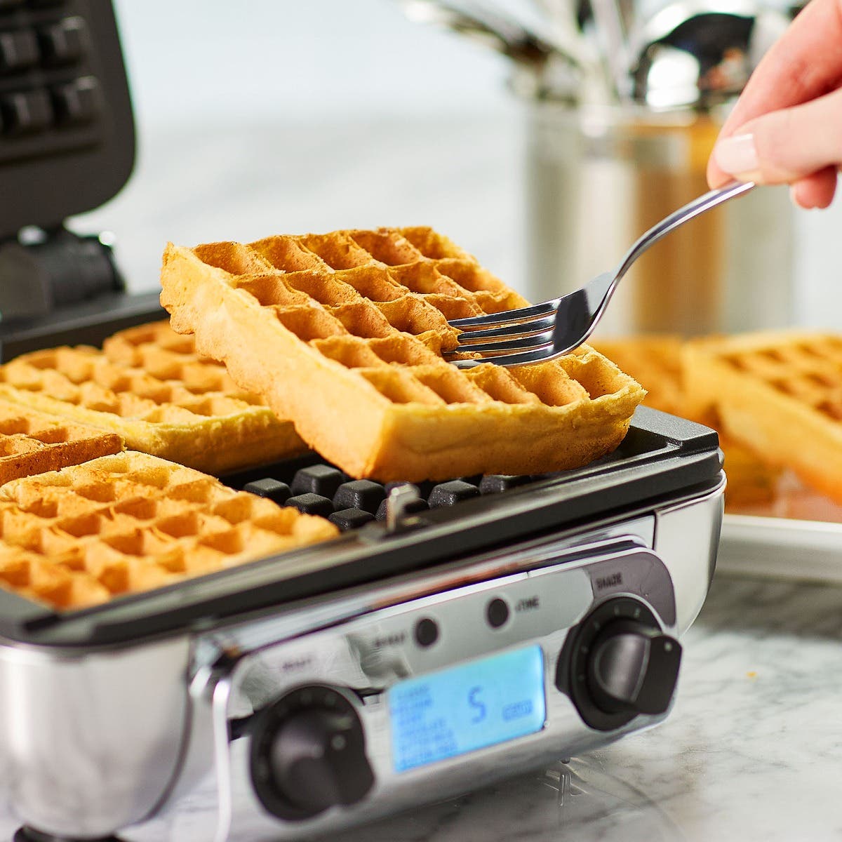 4 slice Digital Belgian Waffle Maker with Removable Plates Packaging Damage